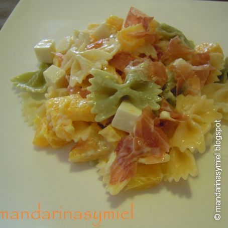 Ensalada de pasta con naranjas.