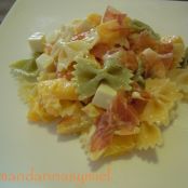 Ensalada de pasta con naranjas.