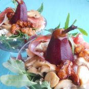 Ensalada de pera confitada, nueces caramelizadas, queso azul y jamón ibérico