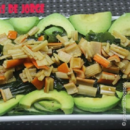Ensalada de wakame, pepino y aguacate