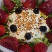 Ensalada mixta con fresas, salsa de yogur y polen