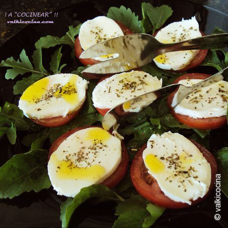 Ensalada de rúcula, tomate y mozzarella con vinagre de frambuesas