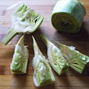 Ensalada templada de alcachofas, habitas y queso. - Paso 2