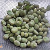 Ensalada templada de alcachofas, habitas y queso. - Paso 1