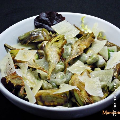 Ensalada templada de alcachofas, habitas y queso.