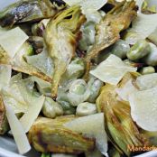 Ensalada templada de alcachofas, habitas y queso. - Paso 4