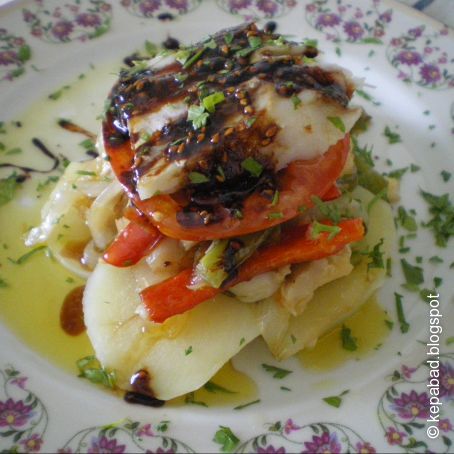 Ensalada templada de bacalao y verduras regada con vinagreta caramelizada