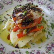 Ensalada templada de bacalao y verduras regada con vinagreta caramelizada