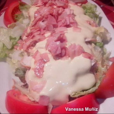 Ensalada con salsa de mayonesa y mostaza