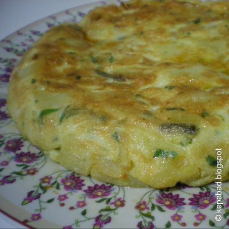 Tortilla de patatas con cebollas y pimientos