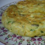 Tortilla de patatas con cebollas y pimientos