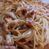 Espaguetis a la carbonara con nata y bacon