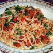 Espaguetis con salsa picante al toque de anchoas
