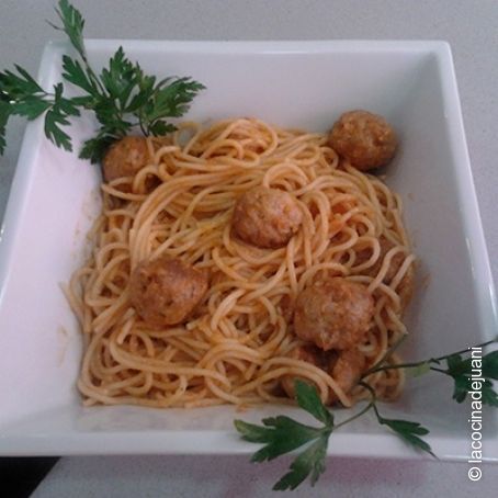Espaguetis con albóndigas