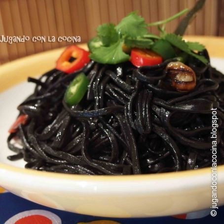 Espagueti negro picante de Jugando con la Cocina