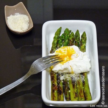 Espárragos trigueros con huevo escalfado y parmesano