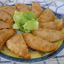 Empanadillas rellenas de atún y salsa de tomates con pimientos