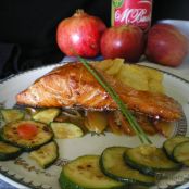 Lomo de salmón sobre manzanas caramelizadas con sidra