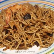 Fideos con lata de calamares en su tinta, gambas y langostinos