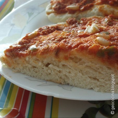 Coca de tomate de masa levada