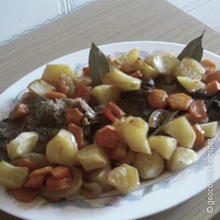 Carne asada con patatas y verduras
