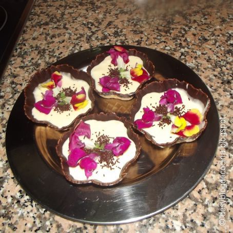 Tulipas con mousse de chocolate blanco y flores frescas