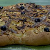 Focaccia de anchoas, cebolla y aceitunas negras