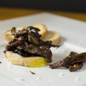 Medallón de foie con cebolla caramelizada y boletus laminados