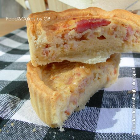 Tartaletas de queso parmesano, bacon ahumado y albahaca fresca