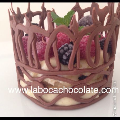 Corona de chocolate rellena de crema y frutos rojos