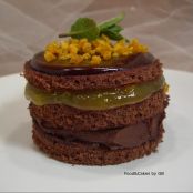 Bizcochito con mermelada de melocotón, ganache de chocolate y mango crunch