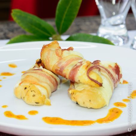 Rollitos de pollo con panceta y queso