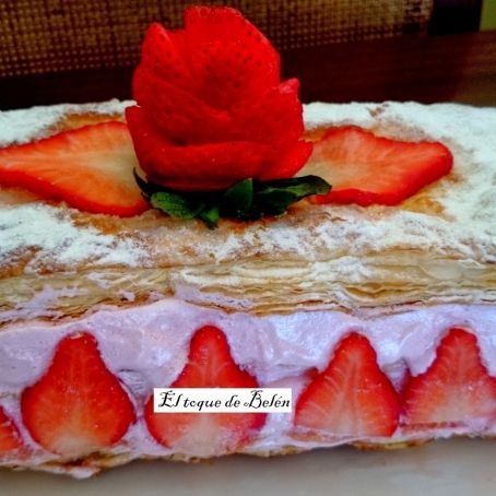 Milhojas de hojaldre y merengue de fresa