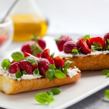 CANAPÉS DE FRESAS MARINADAS