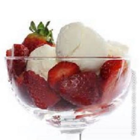 Frutillas a la pimienta con helado de vainilla