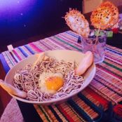 Anguriñas con huevo y piruletas de parmesano