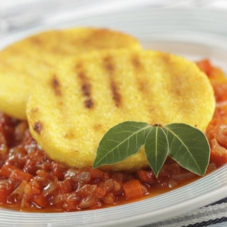 Tortas de polenta sobre pisto de verduras