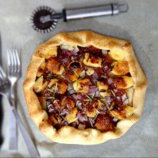 Galette de queso brie y mermelada de higos