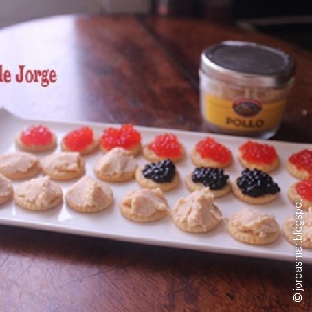 Galletas saladas con foie gras de pollo y caviar