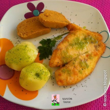 Gallo frito,papas sancochadas,pella de gofio y mojo de perejil