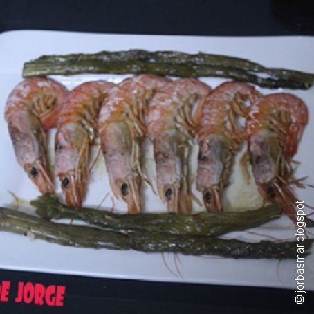 Gambones con espárragos verdes