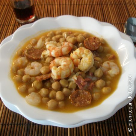 Garbanzos con gambones e ibéricos