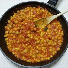 Níscalos con tomate y garbanzos