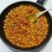 Níscalos con tomate y garbanzos