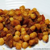 Garbanzos con chorizo y jamón serrano