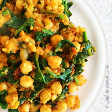 Garbanzos espaciados con tomate y espinacas