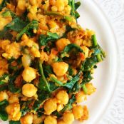 Garbanzos espaciados con tomate y espinacas