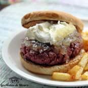 Hamburguesa con queso Philadelphila y mermelada de cebolla