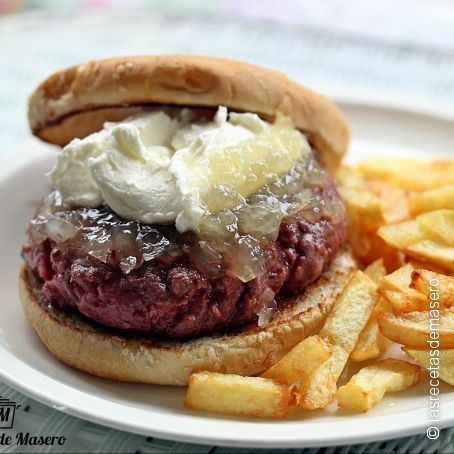 Hamburguesa con queso Philadelphia y cebolla caramelizada