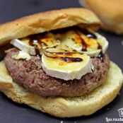 Hamburguesa de ternera con foie y queso de cabra